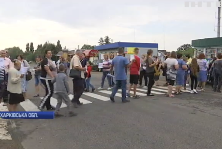 У Первомайському батьки школярів та вчителі протестували проти закриття шкіл