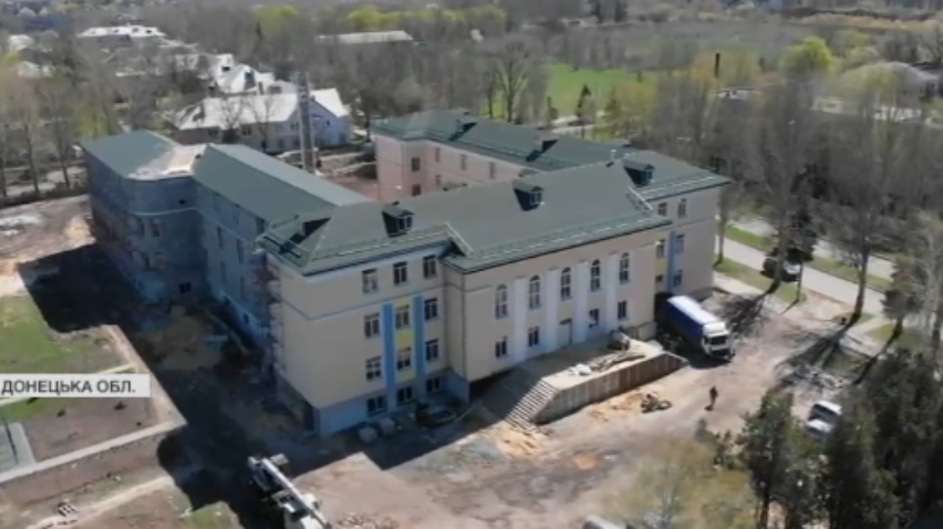 У Красногорівці відбудовують зруйновану обстрілами школу