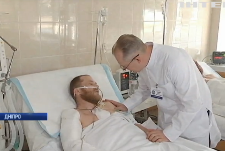 У Дніпрі рятують життя двох поранених на Донбасі бійців