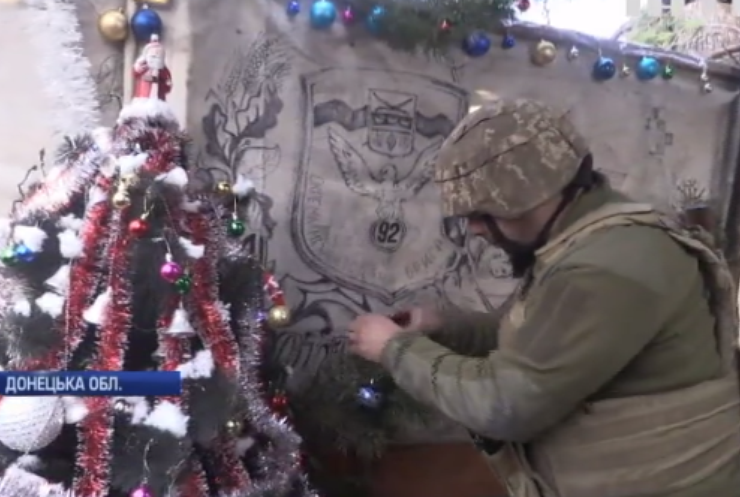 На передовій Донбасу військові готуються до Різдва під свист куль