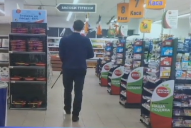 У Запоріжжі охоронець супермаркету влаштував відстріл горобців