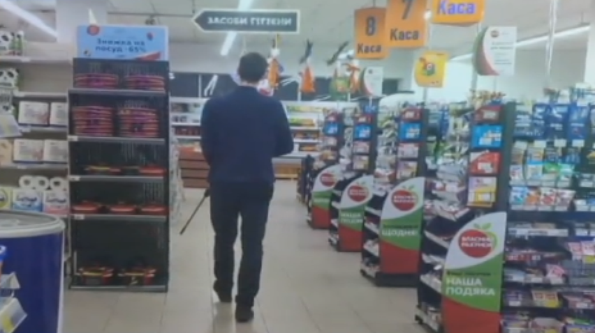 У Запоріжжі охоронець супермаркету влаштував відстріл горобців