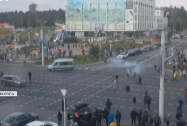 Протести у Білорусі: силовики задіяли світло-шумові гранати