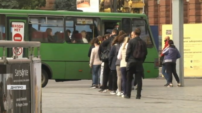 Без масок у забитих маршрутках: поліція Дніпра влаштувала коронавірусний рейд