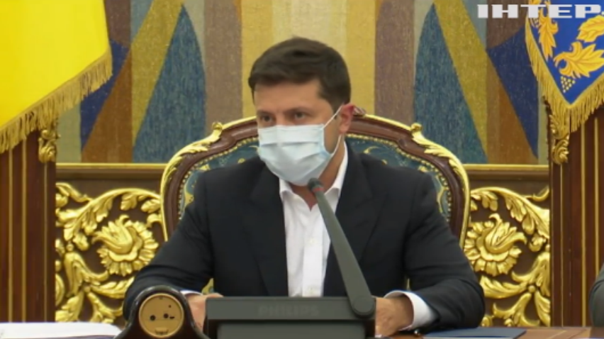 Конституційний скандал в Україні: Зеленський став на захист е-декларування