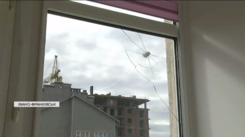 У Івано-Франківську стрілок тероризує жителів багатоповерхівки