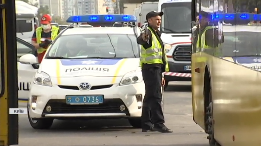 Тіло не могли дістати з-під маршрутки: подробиці смертельної аварії в Києві