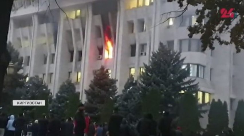 У Бішкеку протестувальники розгромили Будинок уряду
