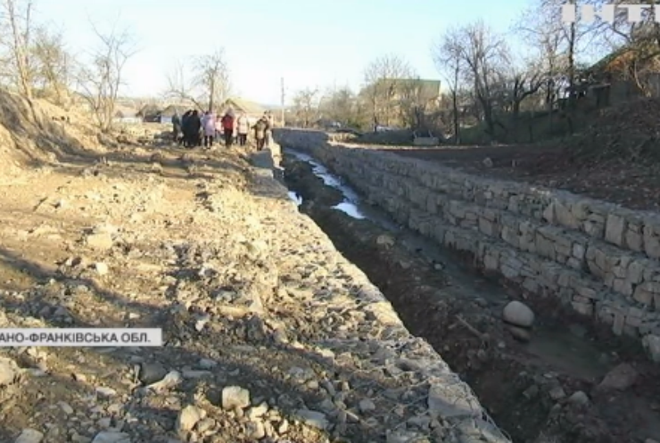 Життя у болоті та страху: село на Прикарпатті жаліються на повільні відновлювальні роботи