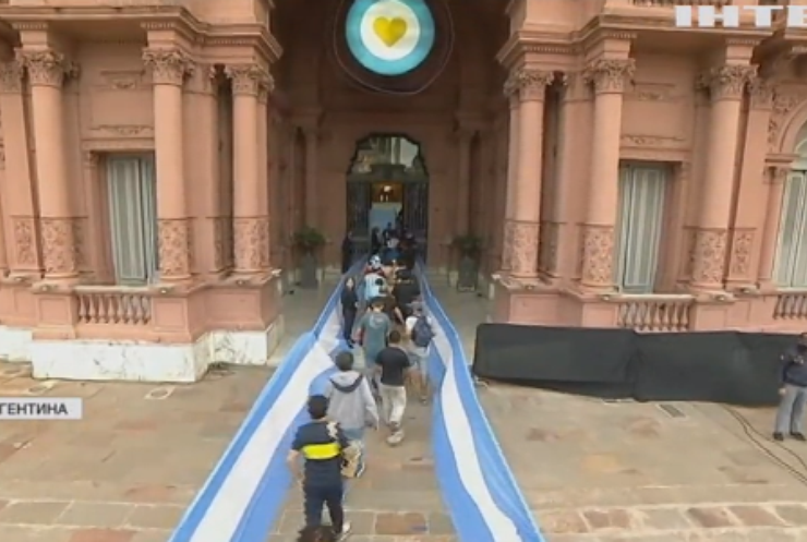 Квіти, сльози та національна печаль: Аргентина прощається із Марадоною