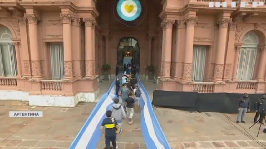 Квіти, сльози та національна печаль: Аргентина прощається із Марадоною