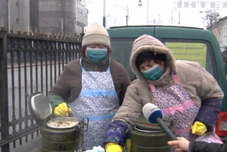 Гарячий чай і тепла постіль: у Києві відкрились пункти допомоги безхатькам
