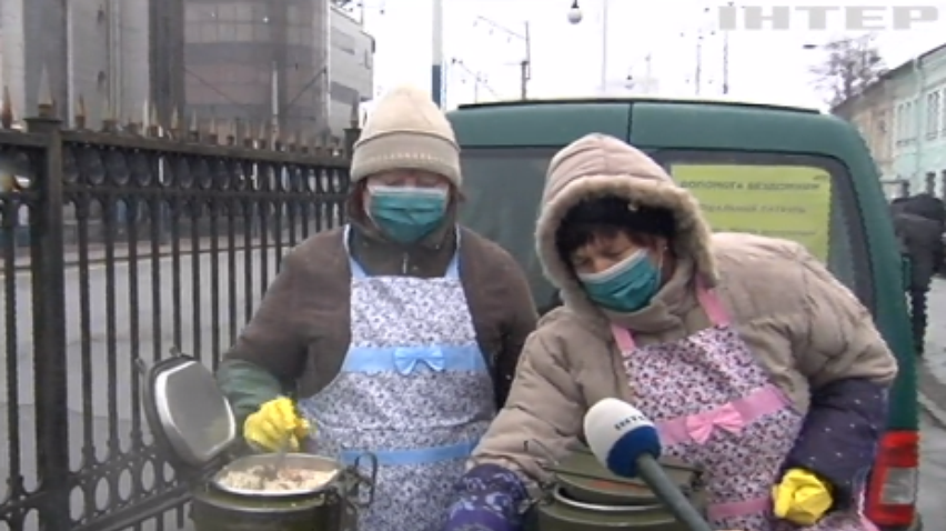 Гарячий чай і тепла постіль: у Києві відкрились пункти допомоги безхатькам
