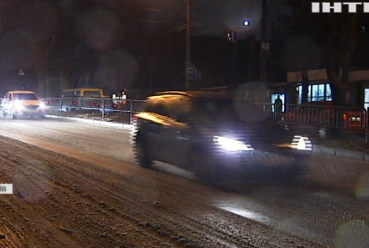 Україну накриває негода: дороги столиці скувало льодом