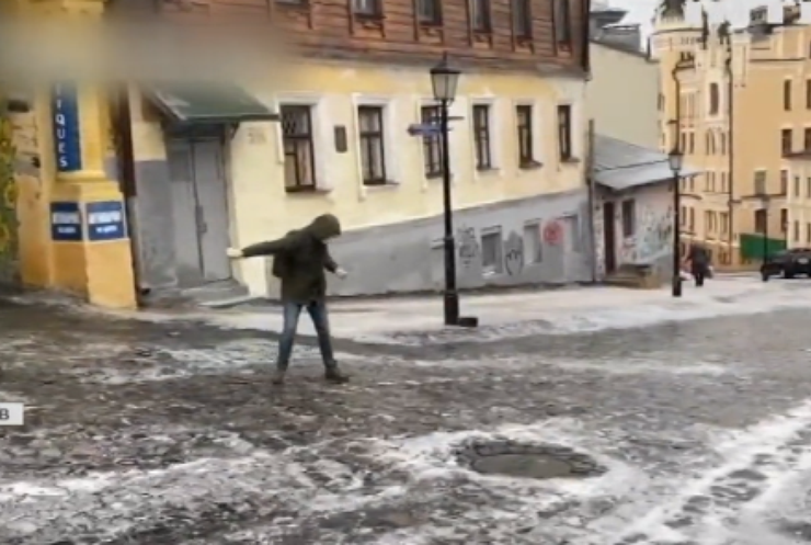 Аварії, переломи та суцільний каток: Київ поринув у крижане пекло