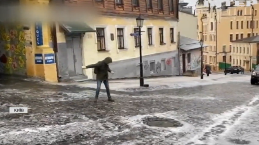 Аварії, переломи та суцільний каток: Київ поринув у крижане пекло
