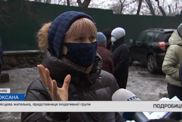 У Києві будівельний конфлікт: чому жителі заблокували проїзд техніки?