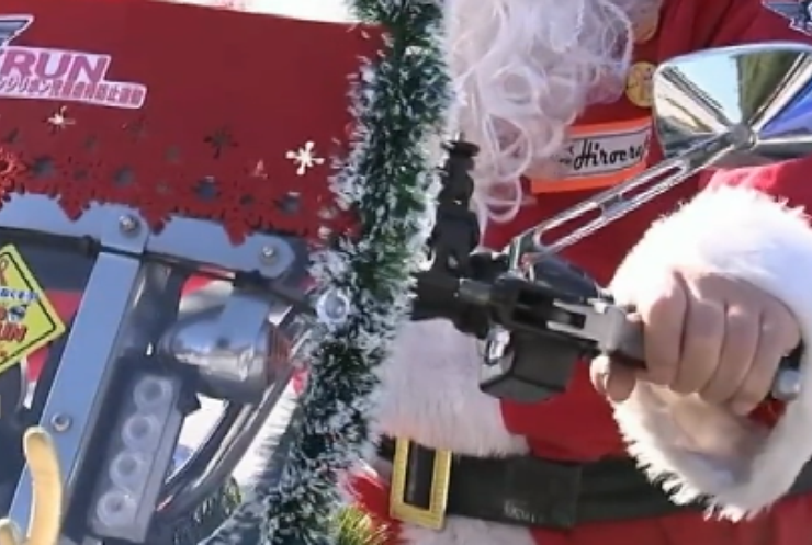 Санта-Клауси зібрались на мотопарад у Токіо