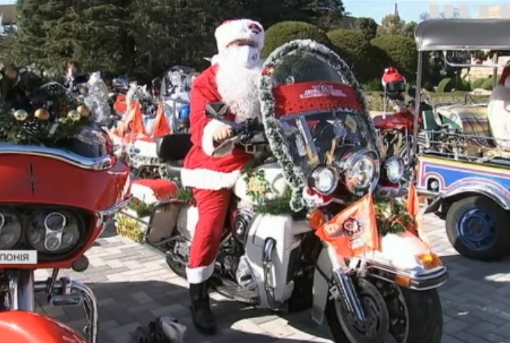 У Токіо пройшов парад Санта-Клаусів на байках