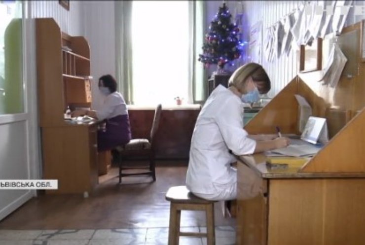 Медична система України: чому медики змушені "вибивати" зарплати?