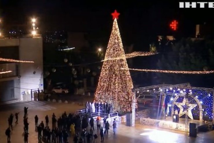 У Віфлеємі засвітили ялинку біля цервки Різдва Христового