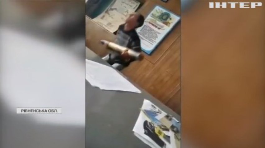 На Рівненщині вчитель змусив учнів присідати зі снарядом
