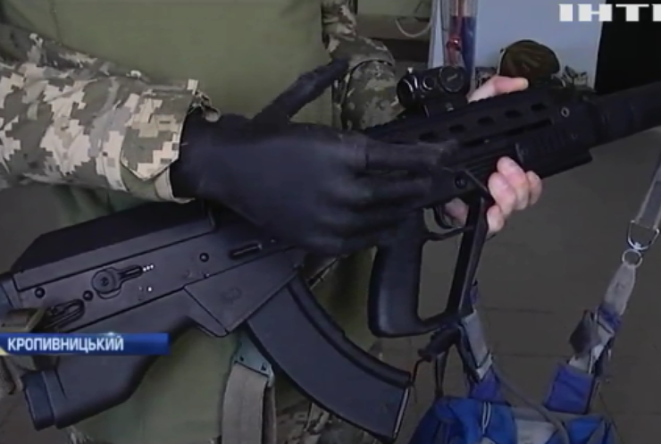 Військовий-кіборг продовжує служити Україні із протезом замість руки