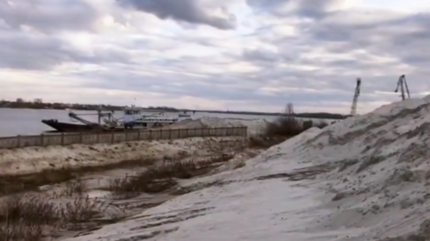 Чому у Києві не поспішають розслідувати справу про незаконний видобуток піску на Видубичах?