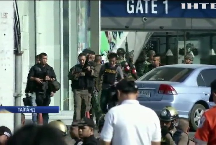 У Таїланді військовослужбовець захопив у заручники відвідувачів торгового центру