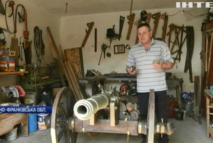 Майстер з села на Прикарпатті виготовляє справжні старовинні гармати