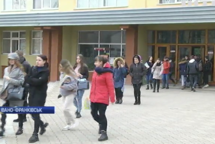 Студенти в Україні залишаються без стипендій: Міносвіти пояснило причину