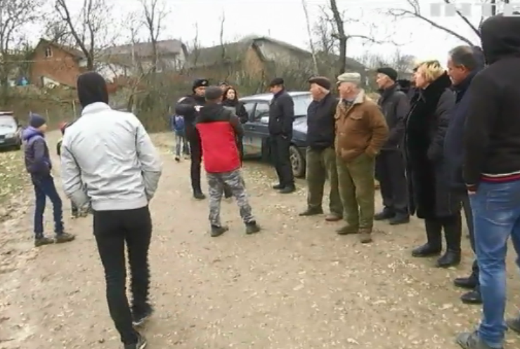 Поліція врятувала журналістів "Інтеру" від селян із сокирами 