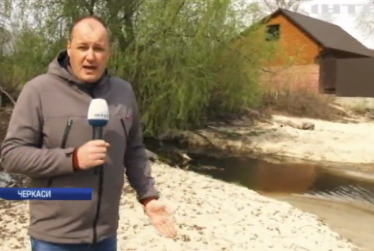 Дніпро у Черкасах заливають нечистотами