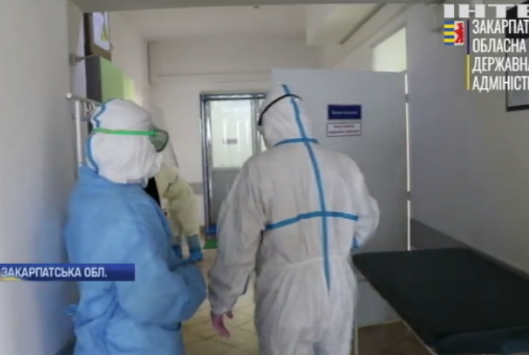 "Звикнути до захисного одягу - найважче": ужгородські медики тиждень прожили в лікарні