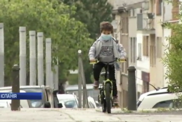 В Іспанії дітям дозволили гуляти на вулиці попри карантин