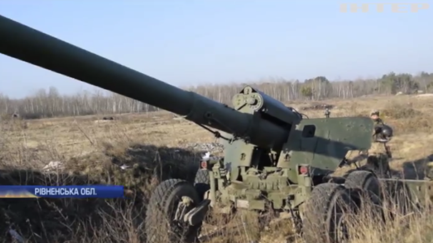 На Рівненщині артилеристи відпрацьовують вогонь із "Гіацинтів"
