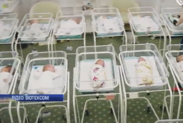 Заручники законів: десятки новонароджених чекають на возз'єднання з рідними батьками