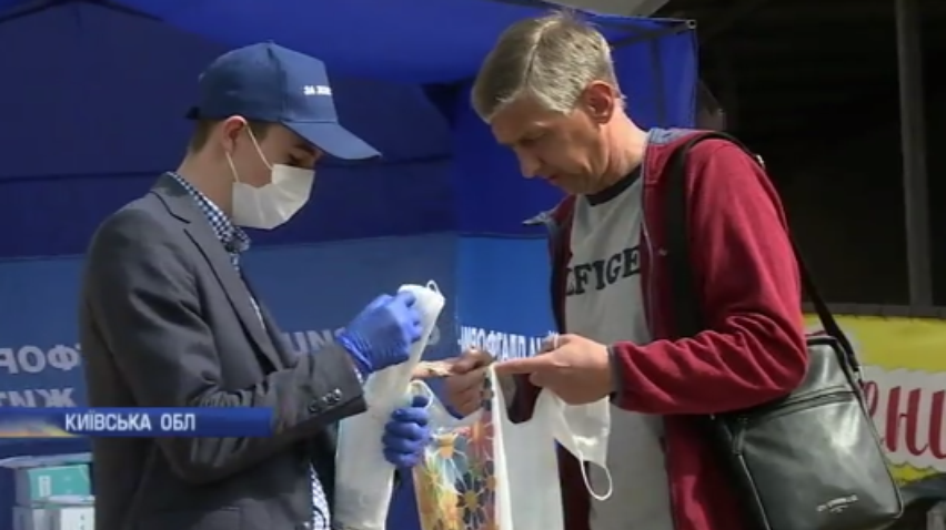 Благодійний фонд Оксани Марченко та Віктора Медведчука роздав українцям 300 тисяч медичних масок