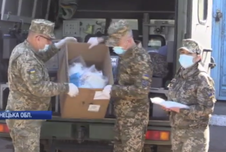 На Донбасі військовим привезли медичні маски
