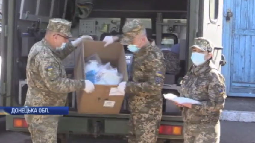 На Донбасі військовим привезли медичні маски