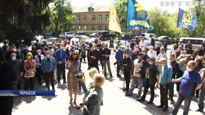 У Черкасах підприємці та активісти підтримали мера під час допиту у поліції