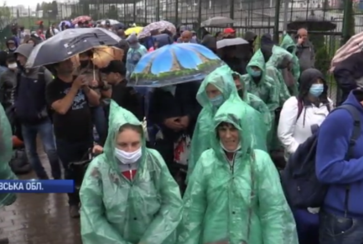 У болоті під дощем: сотні українців застрягли на кордоні з Польшею