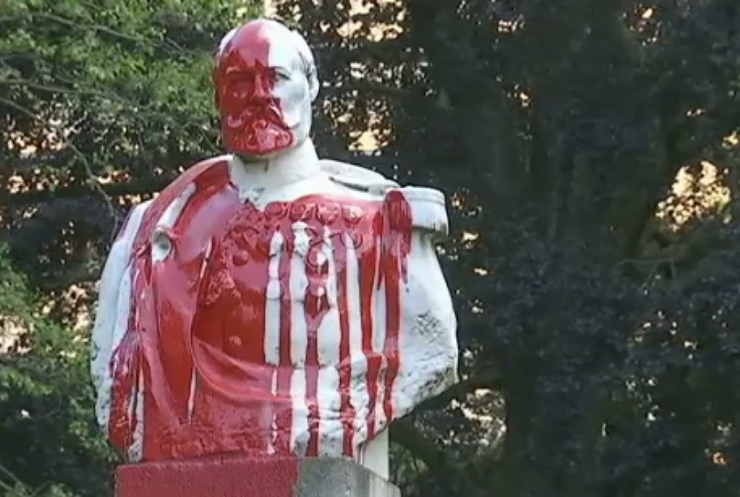 У Європі поліція захищає пам'ятники від бунтуючих антирасистів