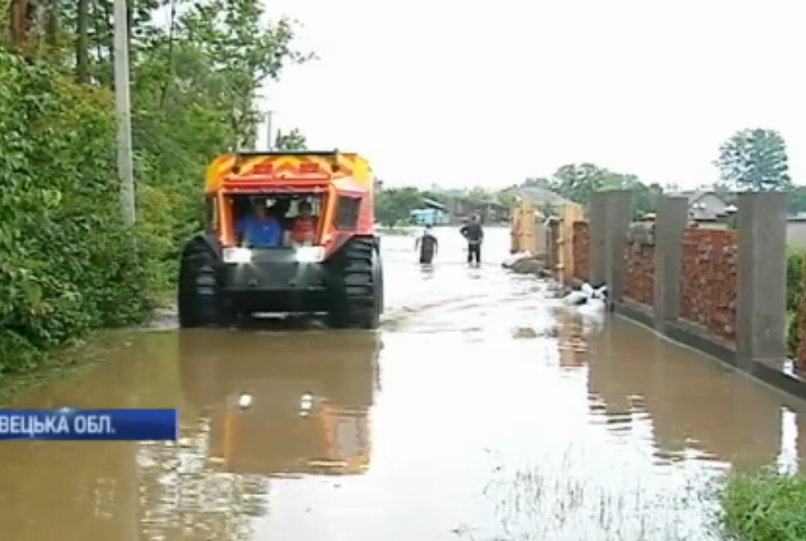 На Буковині вода прорвала дамбу та затопило село