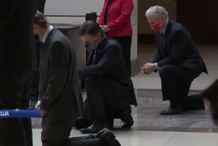 У США сенатори-демократи стали на коліно в пам'ять про Джорджа Флойда