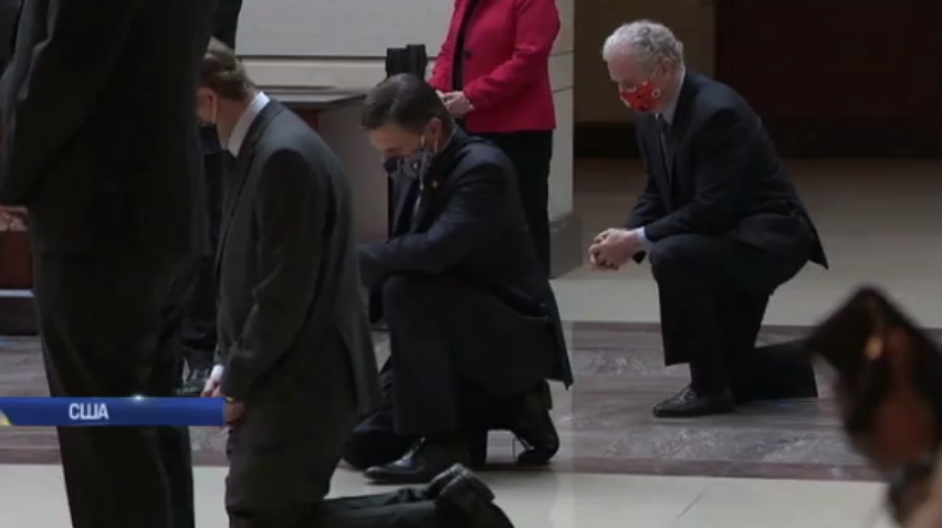 У США сенатори-демократи стали на коліно в пам'ять про Джорджа Флойда