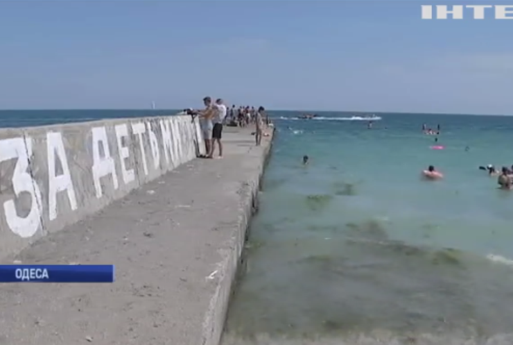 Карантин не для них: на пляжах Одеси масово ігнорують соціальне дистанціювання 