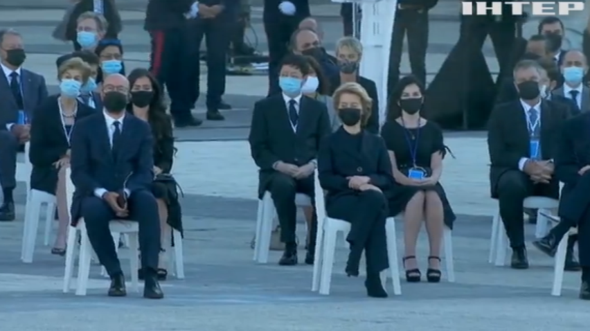 Чорні маски та білі троянди: Іспанія вшанувала пам'ять жертв коронавірусу