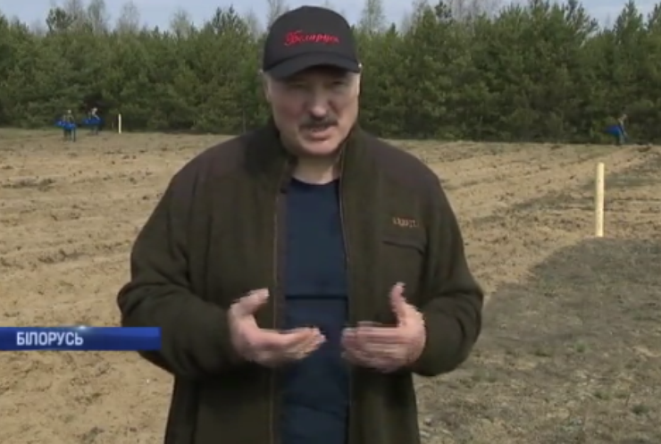 "Переніс заразу на ногах": Лукашенко зізнався у інфікуванні COVID-19