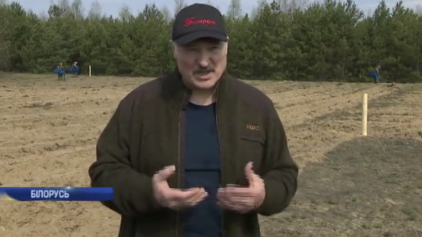 "Переніс заразу на ногах": Лукашенко зізнався у інфікуванні COVID-19